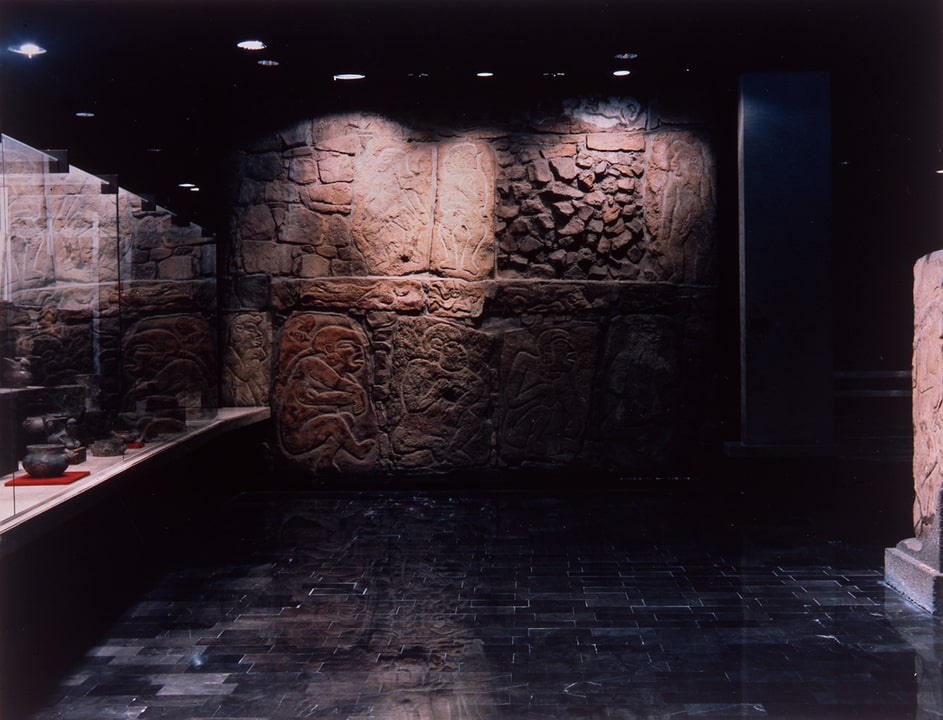 Sharon Lockhart. Chronicle of Masonry Work in the Oaxacan Exhibit Hall, 1999. La Colección Jumex, México